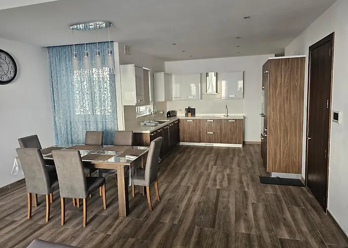 Spacious 3 Bedroom Flat At Mosta Apartament